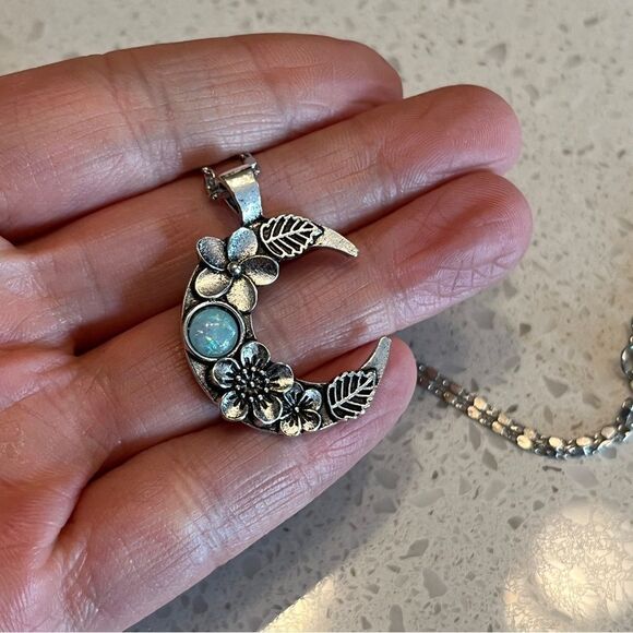Vintage Style Carved Moon Floral Pendant Necklace - Picture 4 of 9